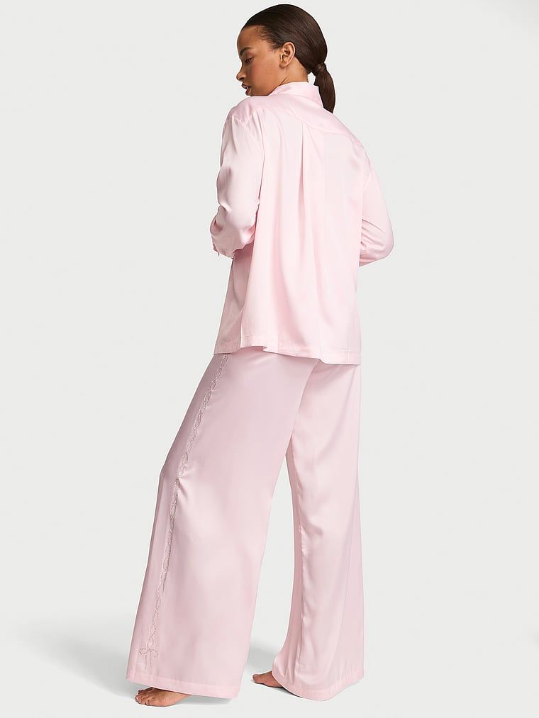 Piżama satynowa z błyszczącym logo Signature Shine. Produkt ma kolor różowy i pochodzi z kolekcji Victoria's Secret. 