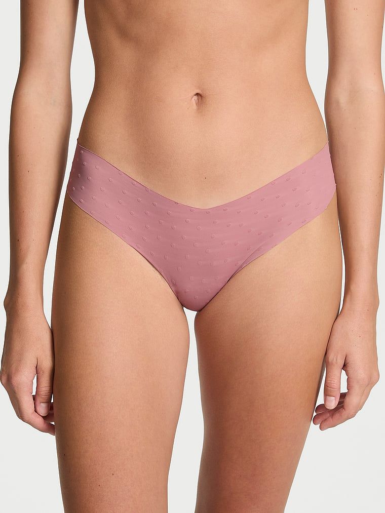Stringi bezszwowe No-Show. Produkt ma kolor różowy i pochodzi z kolekcji Body by Victoria. 