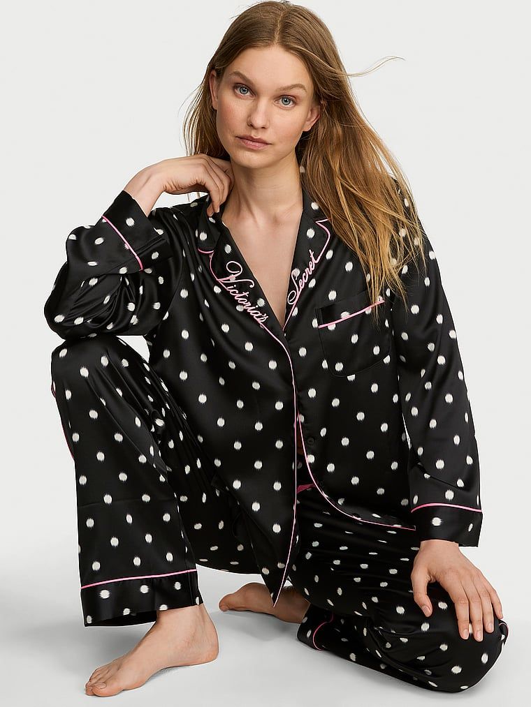Piżama satynowa z długimi rękawami Signature. Produkt ma kolor wzorzysty i pochodzi z kolekcji Victoria's Secret. 