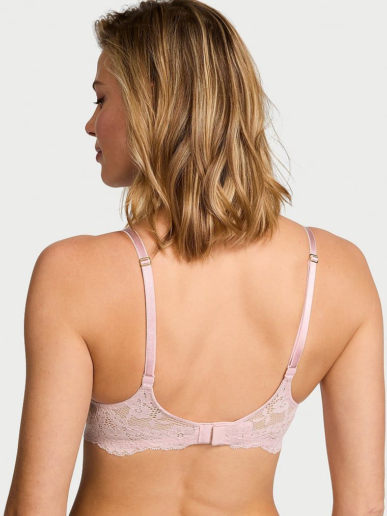Modelka prezentuje biustonosz push-up koronkowy Dream Angels. Produkt ma kolor różowy i pochodzi z kolekcji Dream Angels.