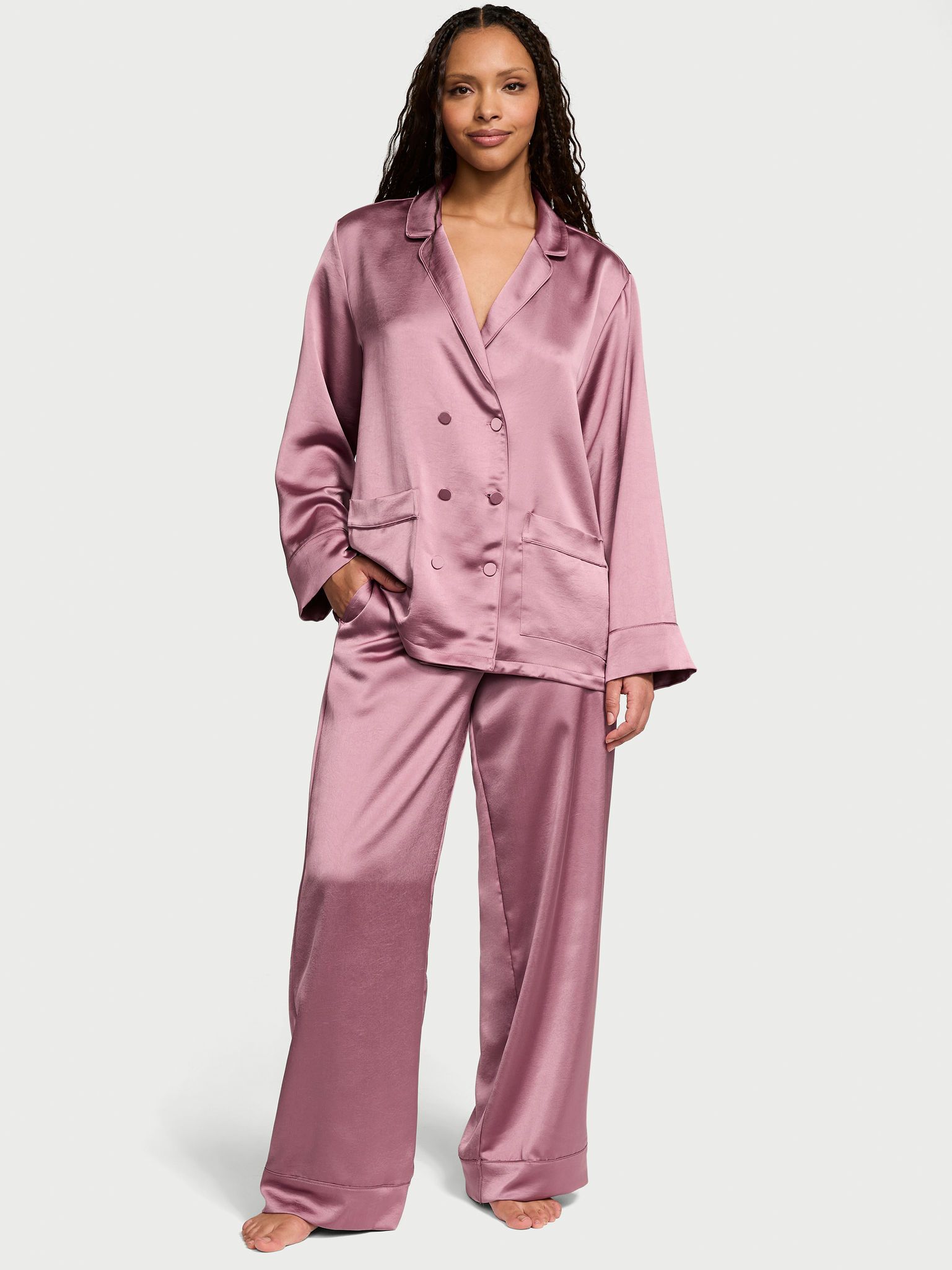 Piżama satynowa dwurzędowa z długimi rękawami Luxe. Produkt ma kolor różowy i pochodzi z kolekcji Victoria's Secret. 