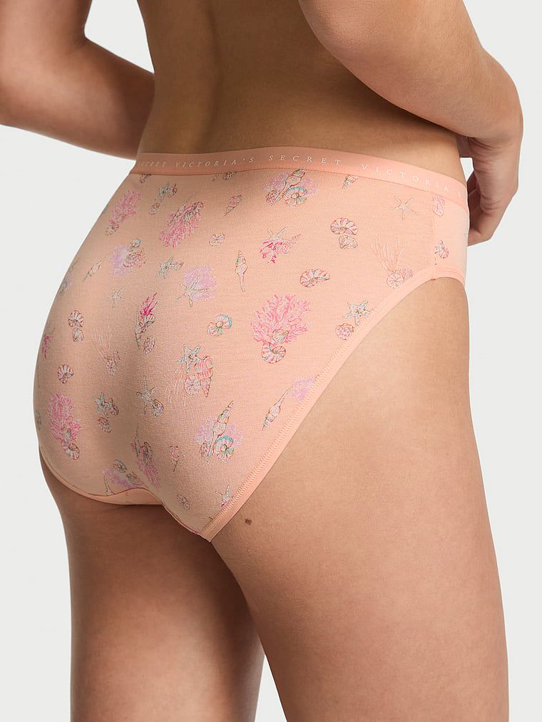 Majtki bawełniane figi z wysoko wyciętymi nogawkami High-Leg Brief. Produkt jest wzorzysty i pochodzi z kolekcji Victoria's Secret. 