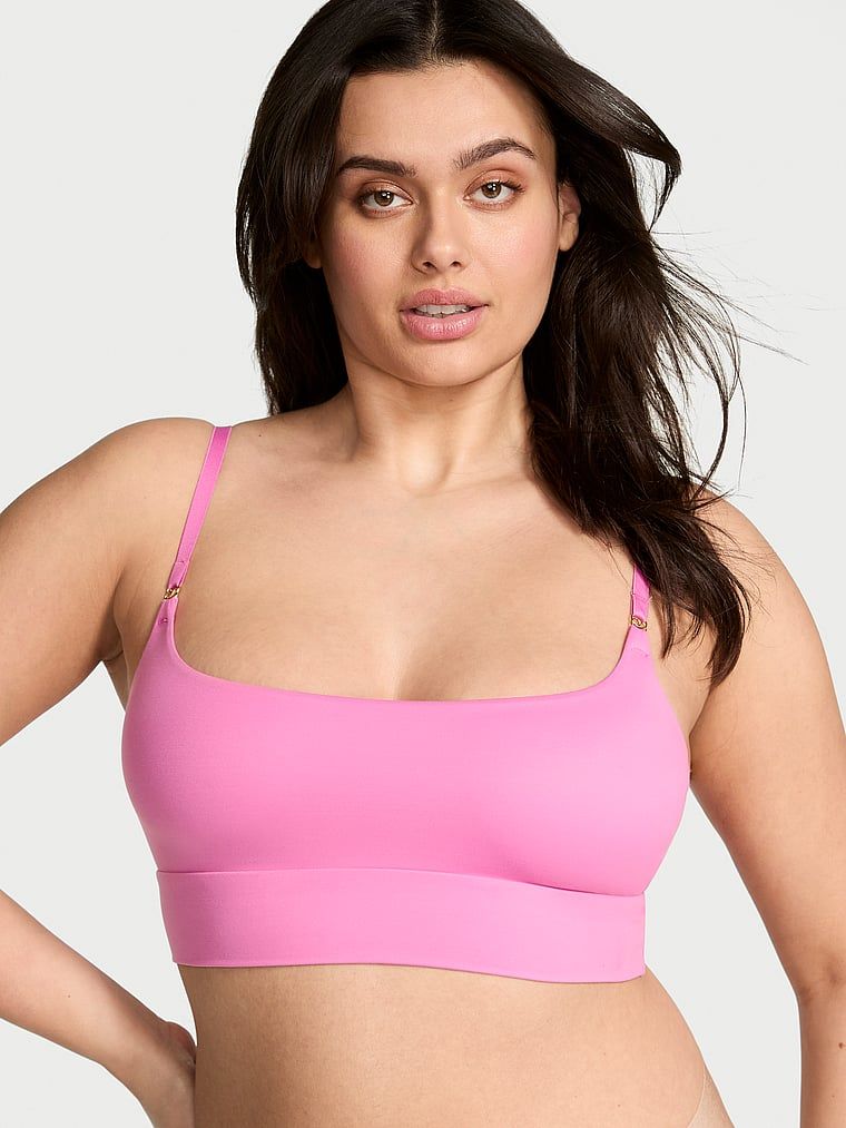 Modelka prezentuje biustonosz braletka Feathersoft Essentials. Produkt ma kolor różowy i pochodzi z kolekcji Victoria's Secret.
