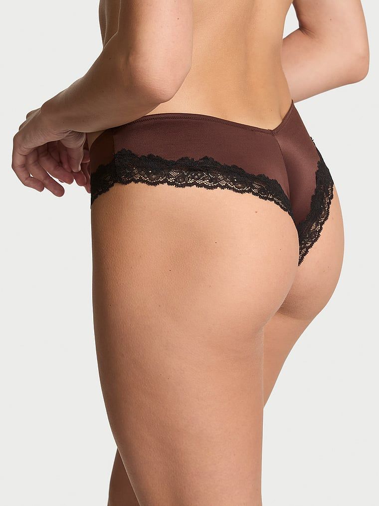 Majtki z koronką na krawędziach i wysoko wyciętymi nogawkami Lace-Trim Cheeky. Produkt ma kolor brązowy i pochodzi z kolekcji Very Sexy. 