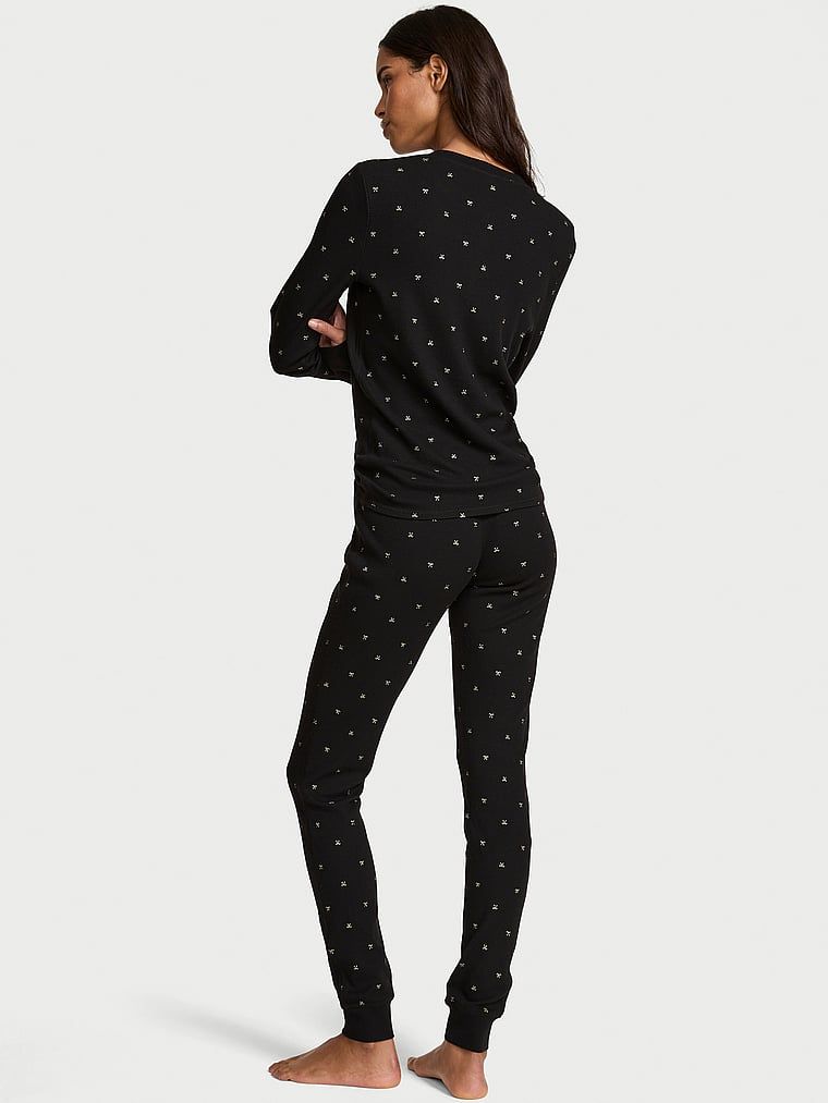 Ciepła piżama z długim rękawem Thermal. Produkt jest wzorzysty i pochodzi z kolekcji Body by Victoria. 