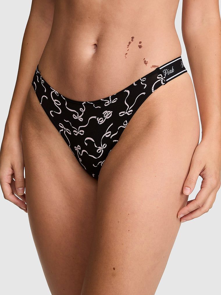 PINK Bawełniane stringi z logo i wysoko wyciętymi nogawkami