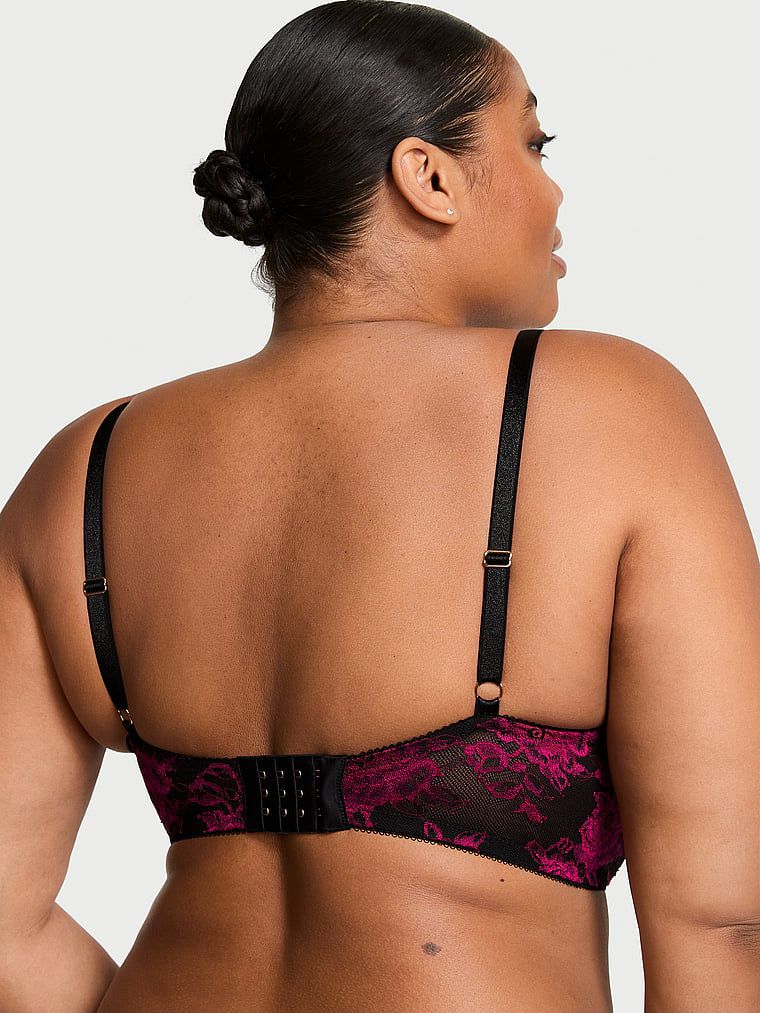 Modelka prezentuje biustonosz nieusztywniany koronkowy Rose Lace Demi. Produkt posiada kwiatowy wzór i pochodzi z kolekcji Very Sexy.
