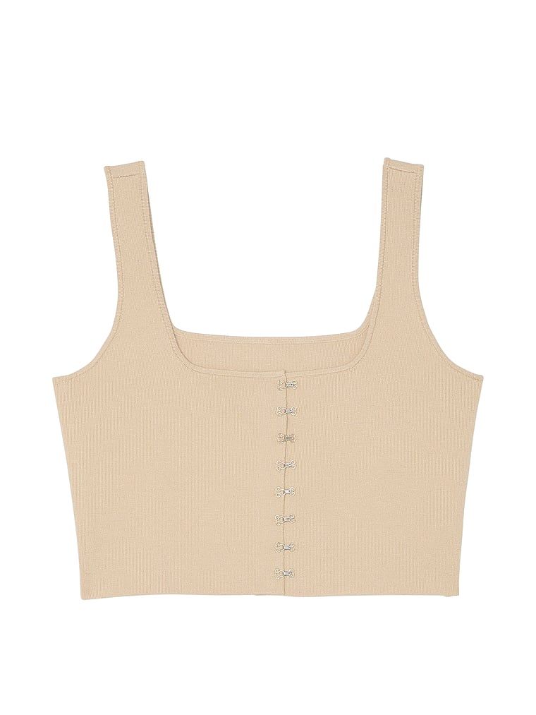 Top z dzianiny zapinany na haftki Atelier X Altuzarra. Produkt ma kolor beżowy i pochodzi z kolekcji Atelier Victoria's Secret x Altuzarra. 