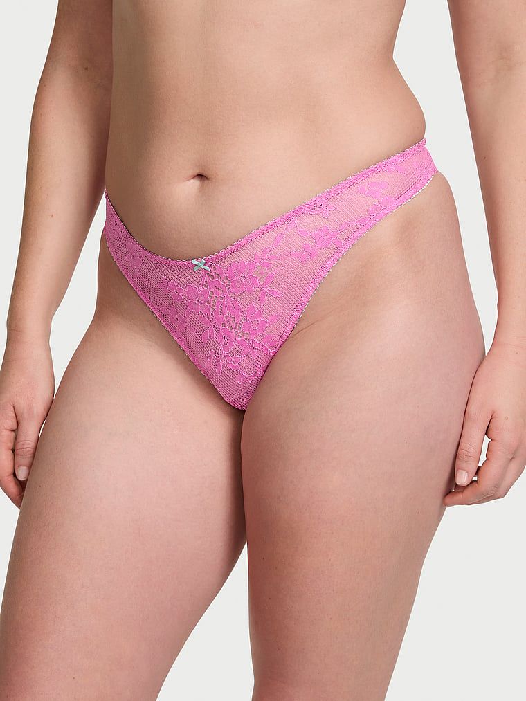Stringi koronkowe z wysoko wyciętymi nogawkami Tease. Produkt ma kolor różowy i pochodzi z kolekcji Victoria's Secret. 