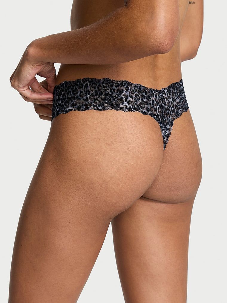 Stringi z koronką Lace. Produkt ma wzór z motywem zwierzęcym i pochodzi z kolekcji Lacie. 