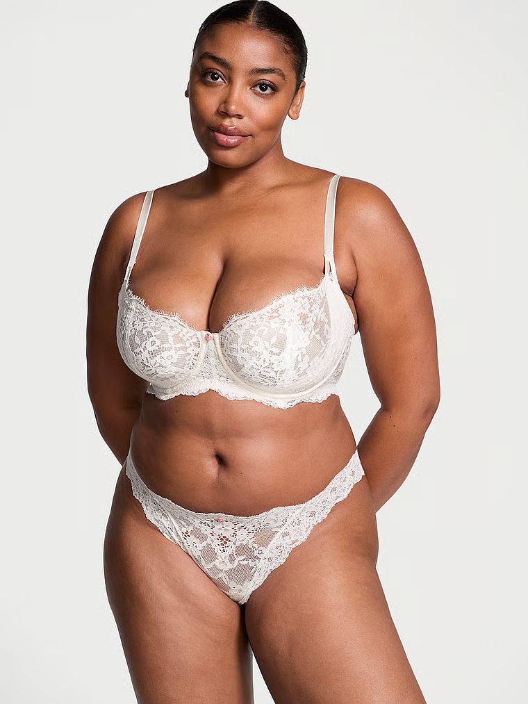 Modelka prezentuje biustonosz nieusztywniany balkonetka Wicked Lace Balconette. Produkt ma kolor biały i pochodzi z kolekcji Dream Angels.