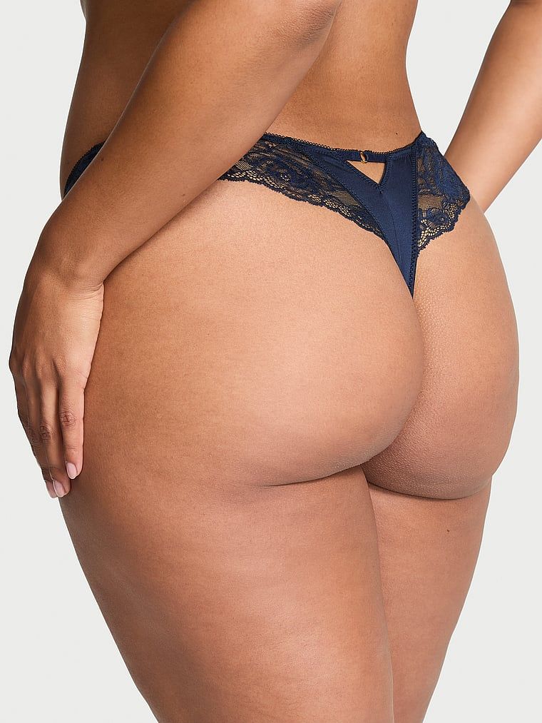Stringi z koronką i wysoko wyciętymi nogawkami Lace-Trim High-Leg. Produkt ma kolor niebieski i pochodzi z kolekcji Very Sexy. 