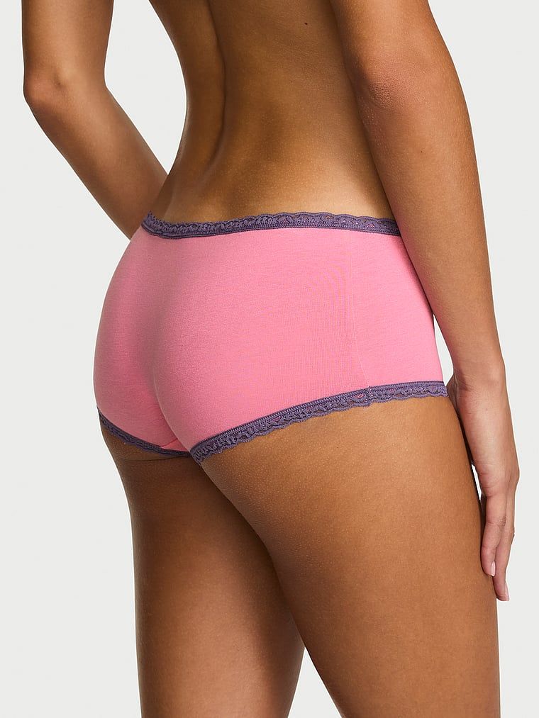 Majtki bawełniane szorty z koronką na krawędziach Lace-Trim Boyshort. Produkt ma kolor różowy i pochodzi z kolekcji Lace Trim. 