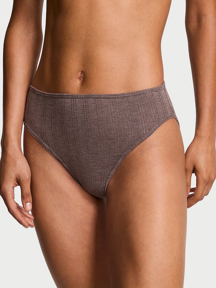 Majtki figi z modalu z wysoko wyciętymi nogawkami Ultra-Fine Brief. Produkt ma kolor brązowy i pochodzi z kolekcji Victoria's Secret. 