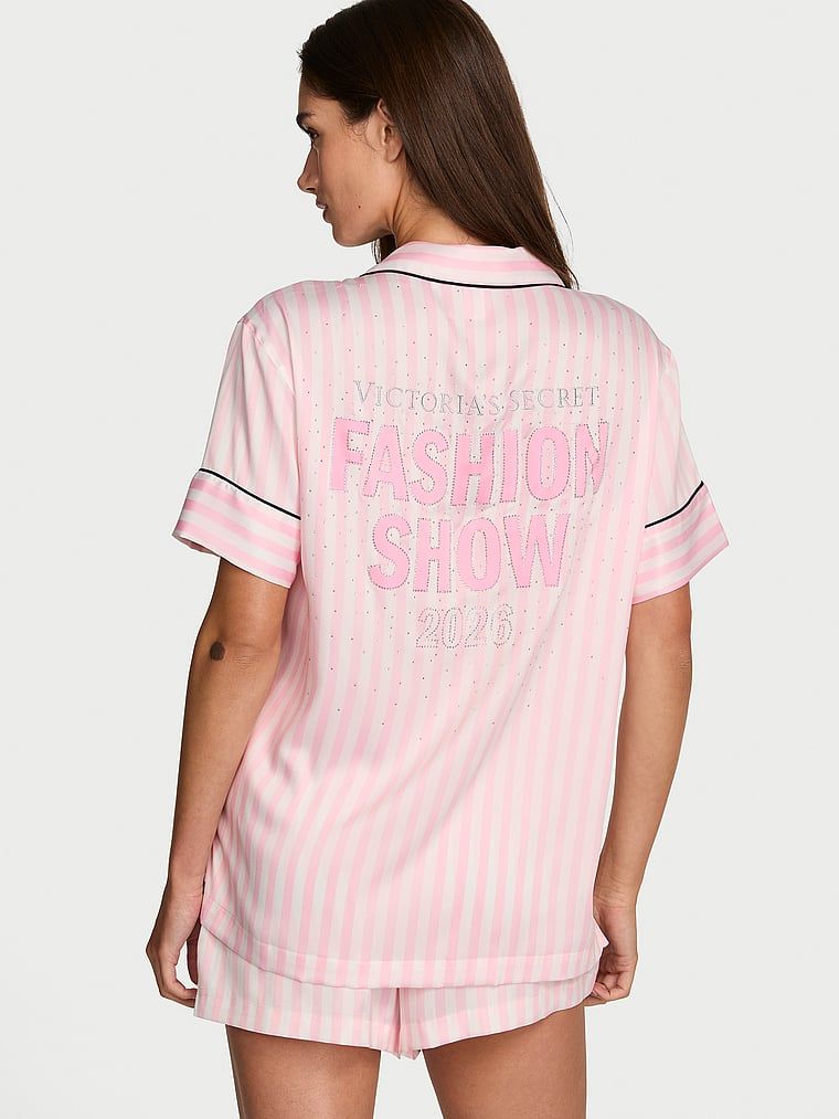 Piżama satynowa krótka Fashion Show 2026. Produkt ma kolor wzorzysty i pochodzi z kolekcji Victoria's Secret. 