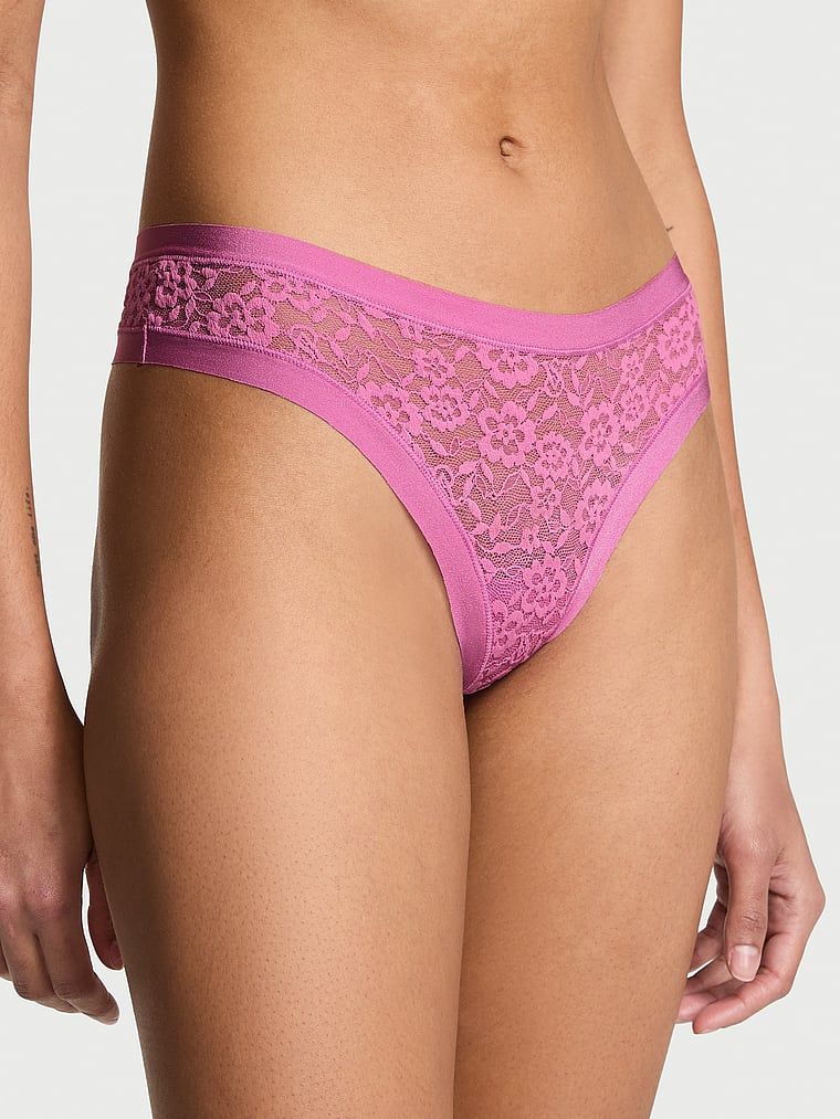 Stringi koronkowe No-Show Lace. Produkt ma kolor różowy i pochodzi z kolekcji No-Show. 