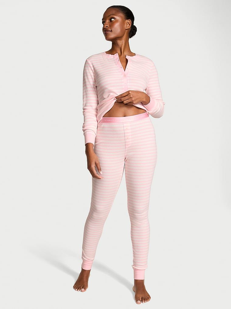 Ciepła piżama z długim rękawem Thermal. Produkt jest wzorzysty i pochodzi z kolekcji Body by Victoria. 
