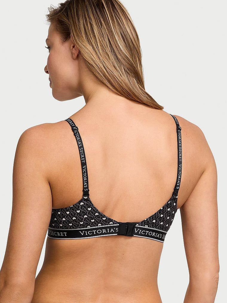 Modelka prezentuje biustonosz push-up bawełniany Perfect Shape. Produkt jest wzorzysty i pochodzi z kolekcji T-shirt.