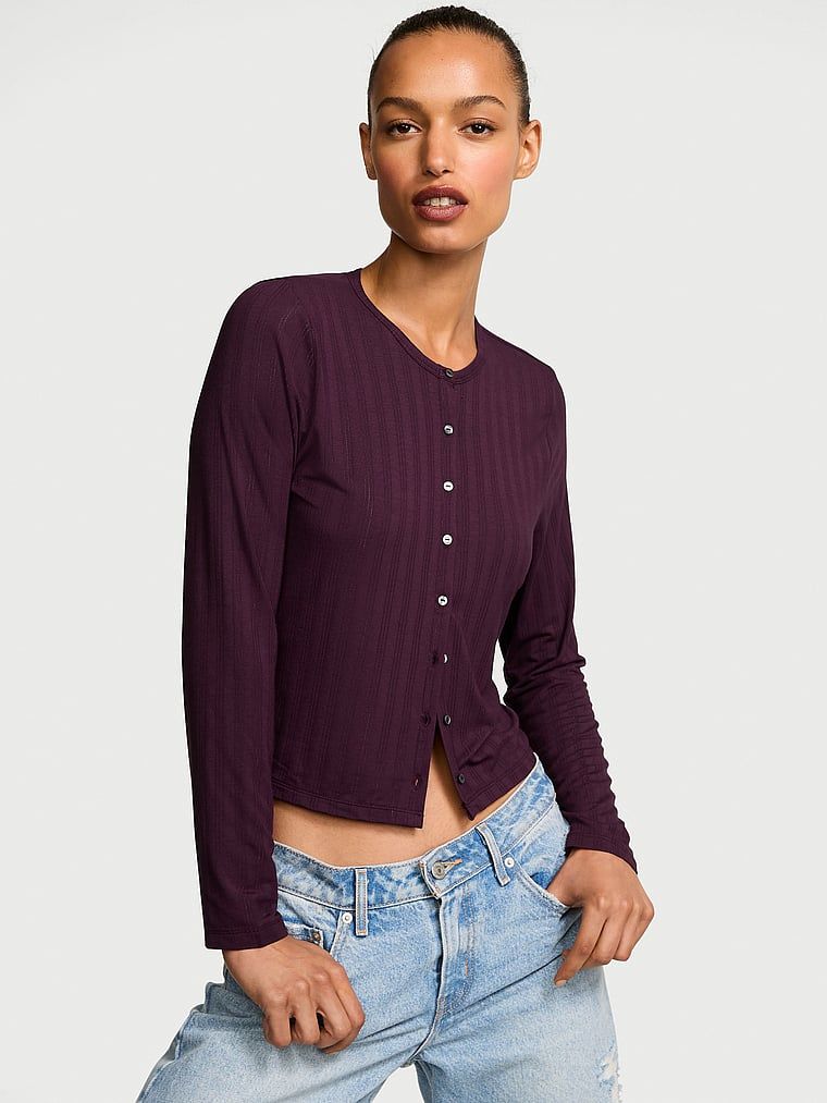 Sweter z modalu zapinany na guziki Ultra-Fine. Produkt ma kolor purpurowy i pochodzi z kolekcji Body by Victoria. 