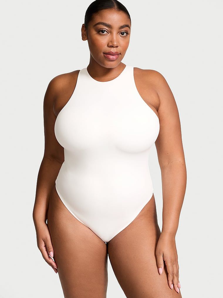 Body na grubszych ramiączkach FeatherSoft. Produkt ma kolor biały i pochodzi z kolekcji Victoria's Secret. 