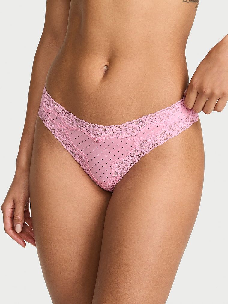 Stringi bawełniane z koronką Lace-Trim. Produkt ma kolor wzorzysty i pochodzi z kolekcji Lace Trim. 
