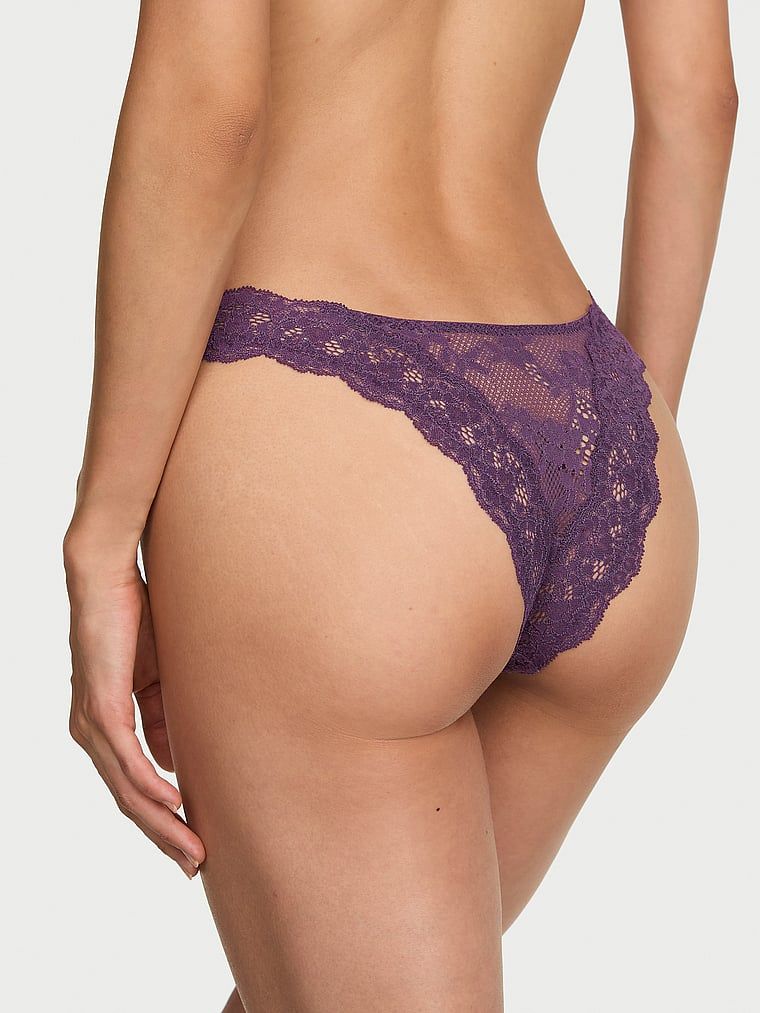 Majtki brazyliany koronkowe Brazilian. Produkt ma kolor fioletowy i pochodzi z kolekcji Dream Angels. 
