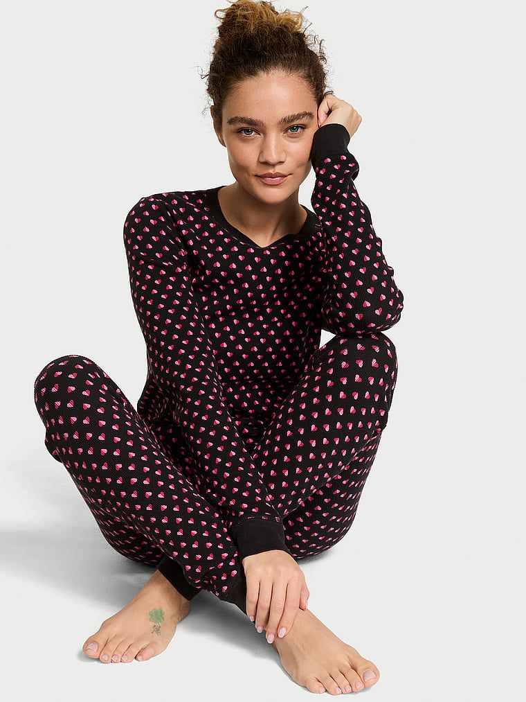 Ciepła piżama z długim rękawem Thermal Long Pajama. Produkt ma kolor wzorzysty i pochodzi z kolekcji Victoria's Secret. 