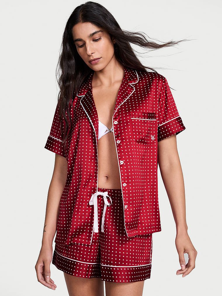 Piżama satynowa błyszcząca z szortami Glazed Satin. Produkt jest wzorzysty i pochodzi z kolekcji Victoria's Secret. 