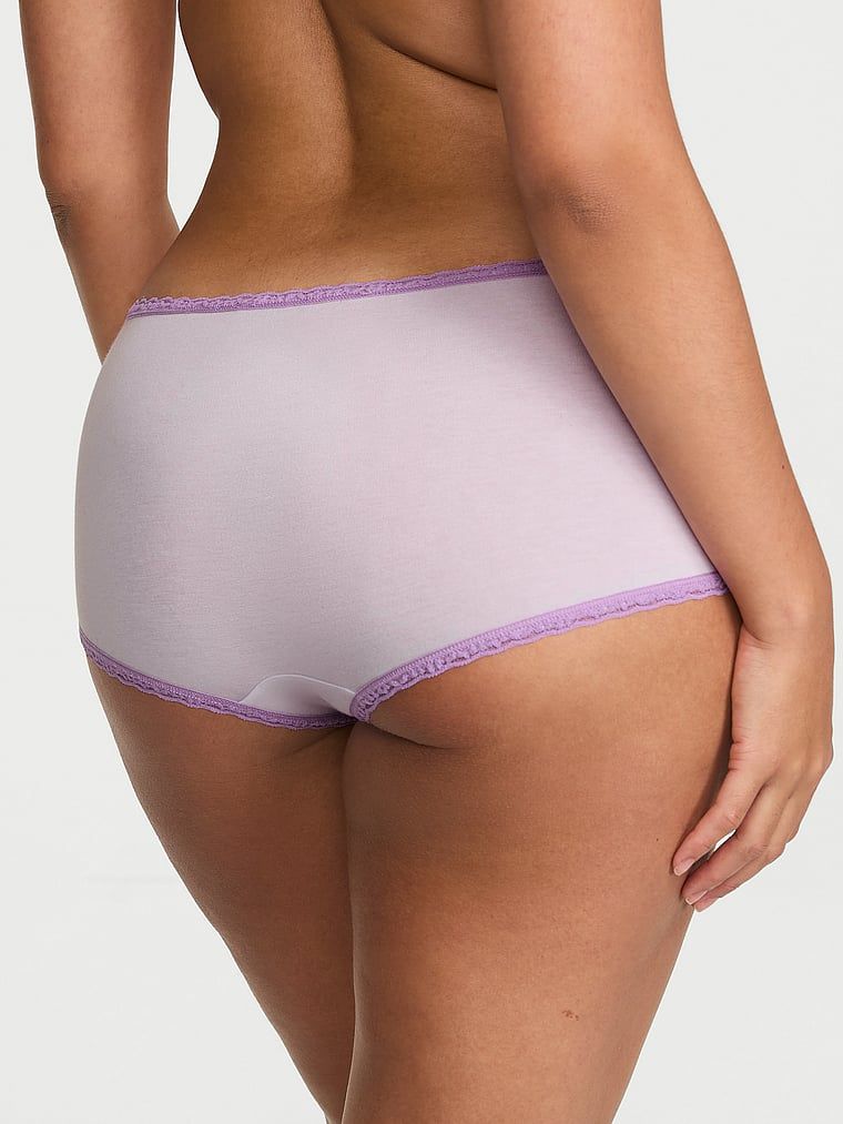 Majtki bawełniane szorty z koronką na krawędziach Lace-Trim Boyshort. Produkt ma kolor fioletowy i pochodzi z kolekcji Lace Trim. 