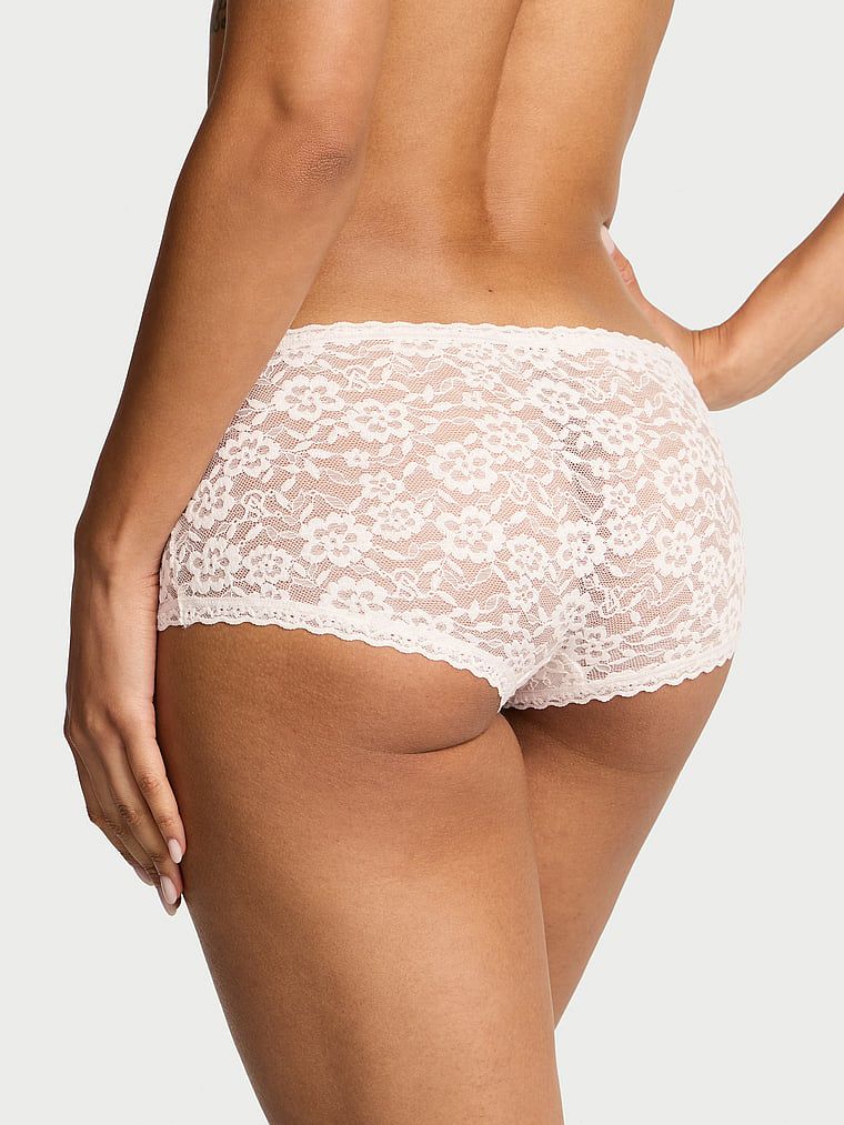 Majtki koronkowe szorty z niskim stanem Boyshort. Produkt ma kolor biały i pochodzi z kolekcji Lacie. 