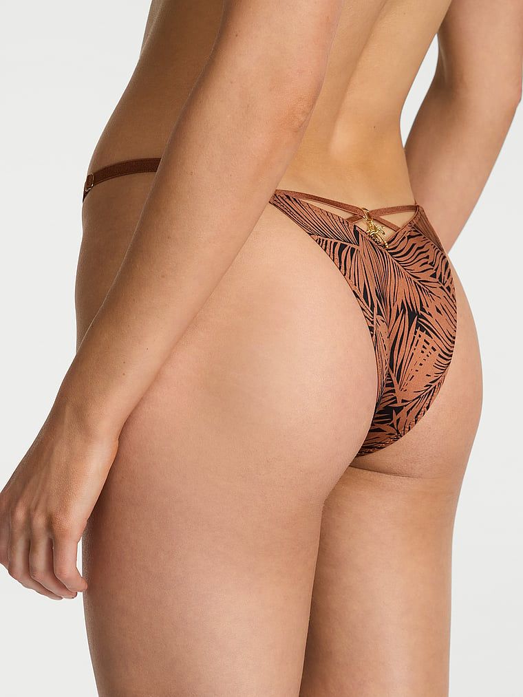Majtki brazyliany z zawieszką Charm Brazilian. Produkt jest wzorzysty i pochodzi z kolekcji Very Sexy. 