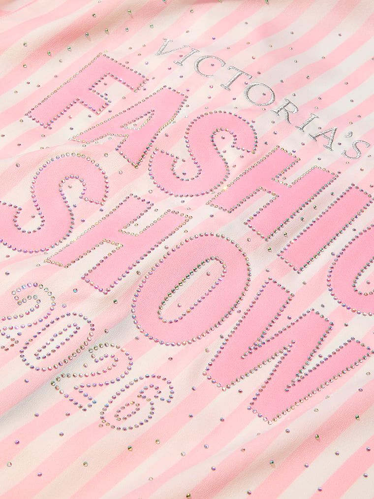 Piżama satynowa długa Fashion Show 2026. Produkt ma kolor wzorzysty i pochodzi z kolekcji Victoria's Secret. 
