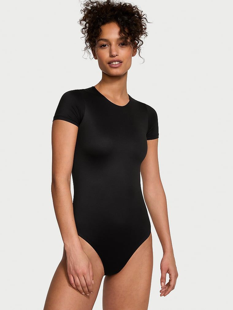 Body z krótkimi rękawami Feathersoft Essentials. Produkt ma kolor czarny i pochodzi z kolekcji Victoria's Secret. 