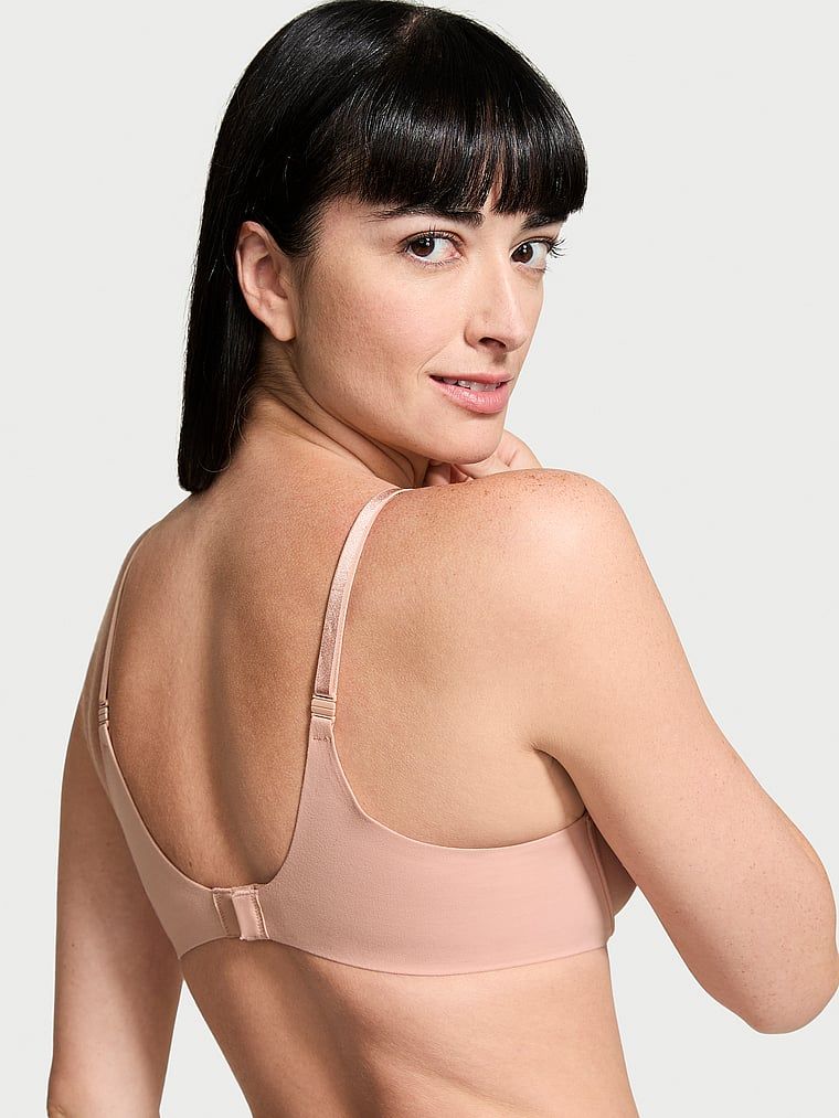 Modelka prezentuje biustonosz lekko usztywniany Smooth Demi. Produkt ma kolor beżowy i pochodzi z kolekcji Dream Angels.
