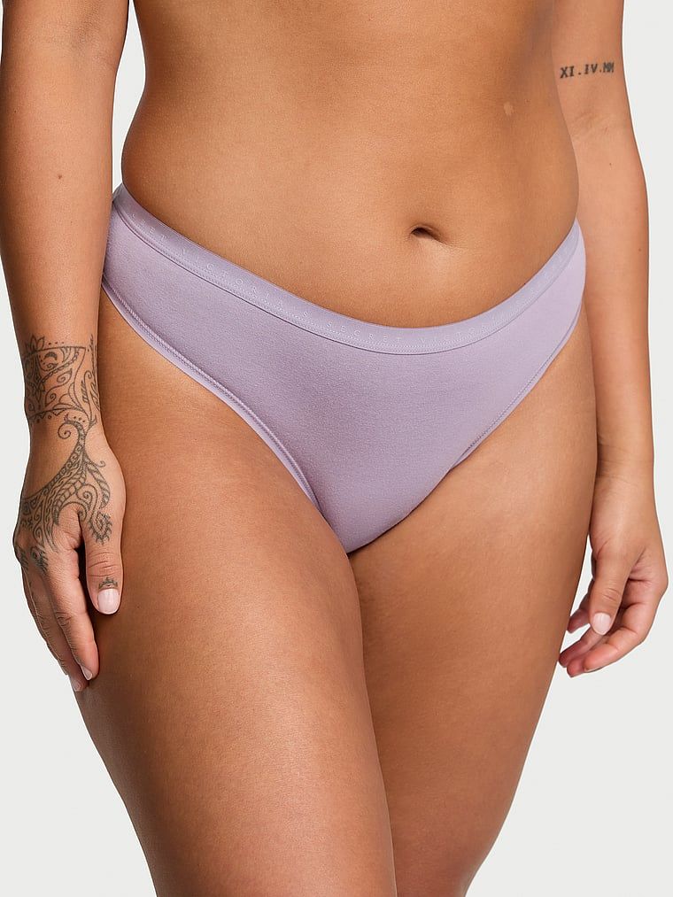 Majtki bawełniane Bikini. Produkt ma kolor purpurowy i pochodzi z kolekcji Victoria's Secret. 