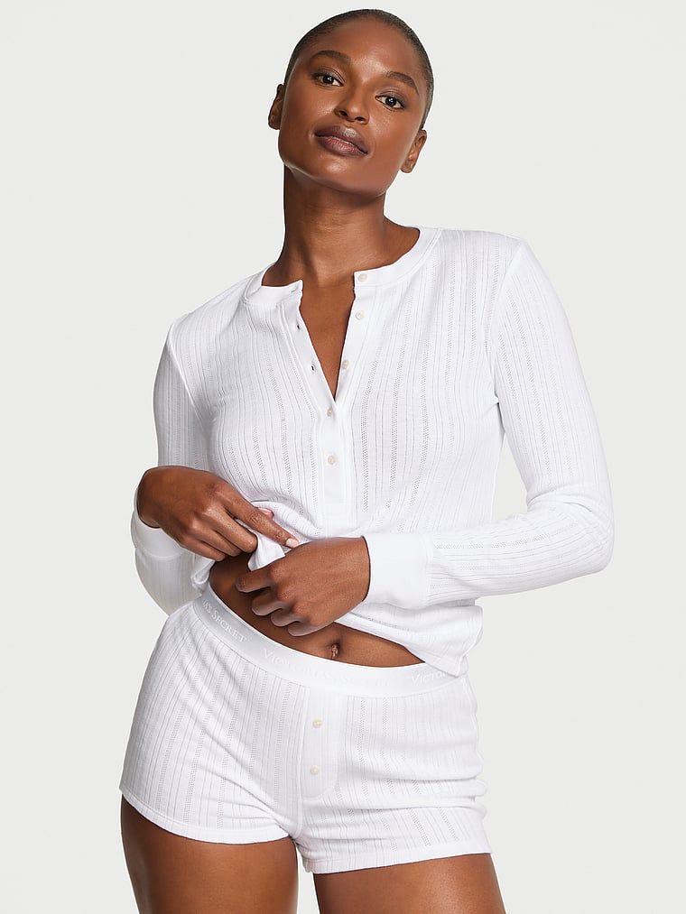 Piżama z długim rękawem i szortami Cozy Pointelle. Produkt ma kolor biały i pochodzi z kolekcji Victoria's Secret. 