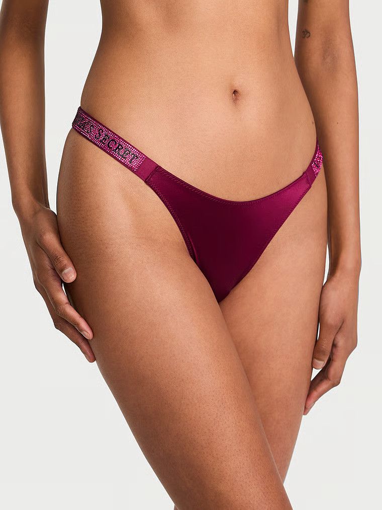 Stringi z błyszczącymi paskami Shine Strap. Produkt ma kolor różowy i pochodzi z kolekcji Very Sexy. 