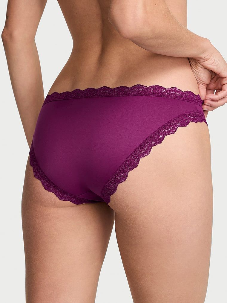Majtki z koronką na krawędziach Lace-Trim Bikini. Produkt ma kolor fioletowy i pochodzi z kolekcji Dream Angels. 