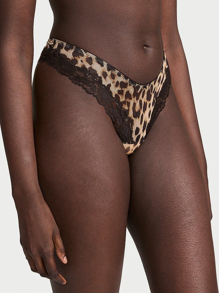 Stringi z siateczki z koronką na krawędziach Mesh Lace-Trim. Produkt ma wzór z motywem zwierzęcym i pochodzi z kolekcji Very Sexy. 