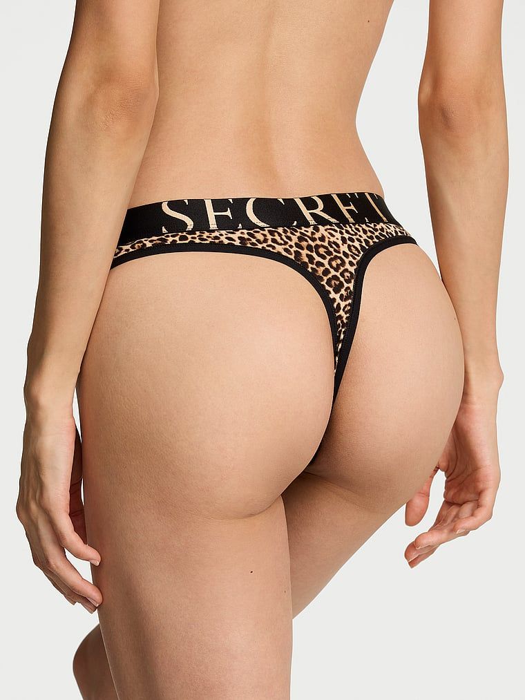 Stringi bawełniane Exploded Logo. Produkt jest wzorzysty i pochodzi z kolekcji Cotton. 
