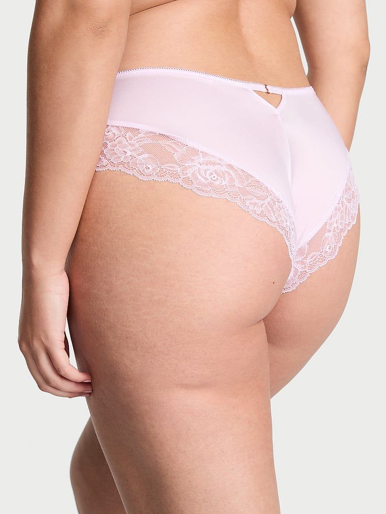 Majtki z koronką na krawędziach i wysoko wyciętymi nogawkami Lace-Trim Cheeky. Produkt ma kolor purpurowy i pochodzi z kolekcji Very Sexy. 