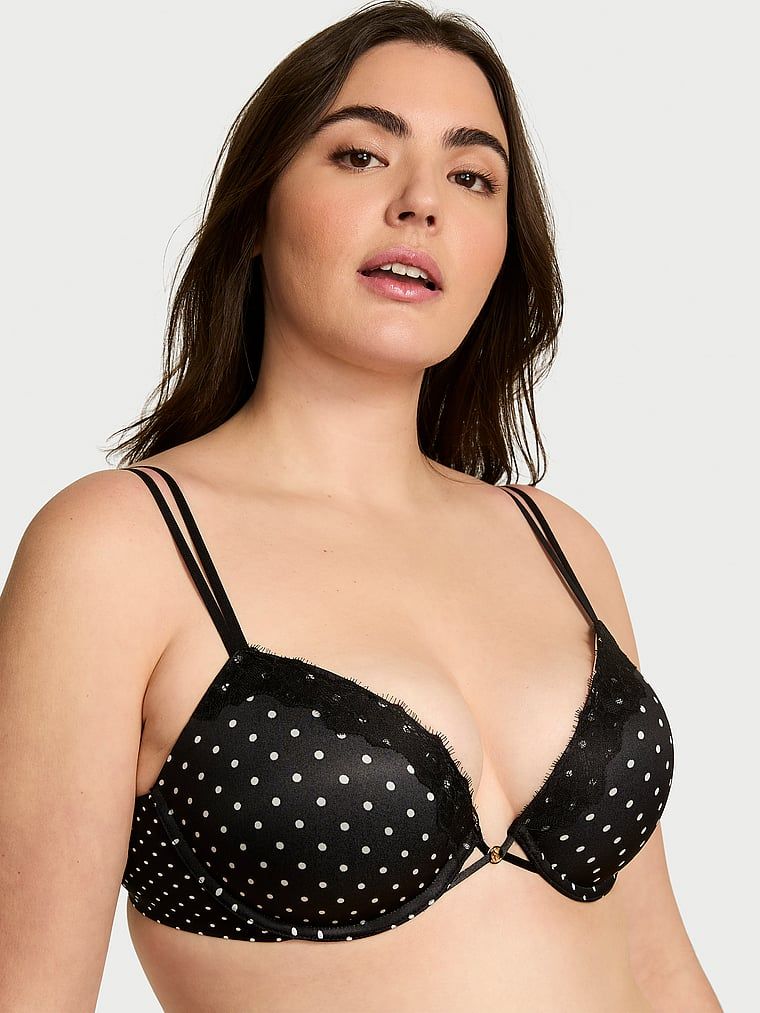 Modelka prezentuje biustonosz push-up ze wstawkami z koronki Smooth Lace-Trim. Produkt jest wzorzysty i pochodzi z kolekcji Very Sexy.