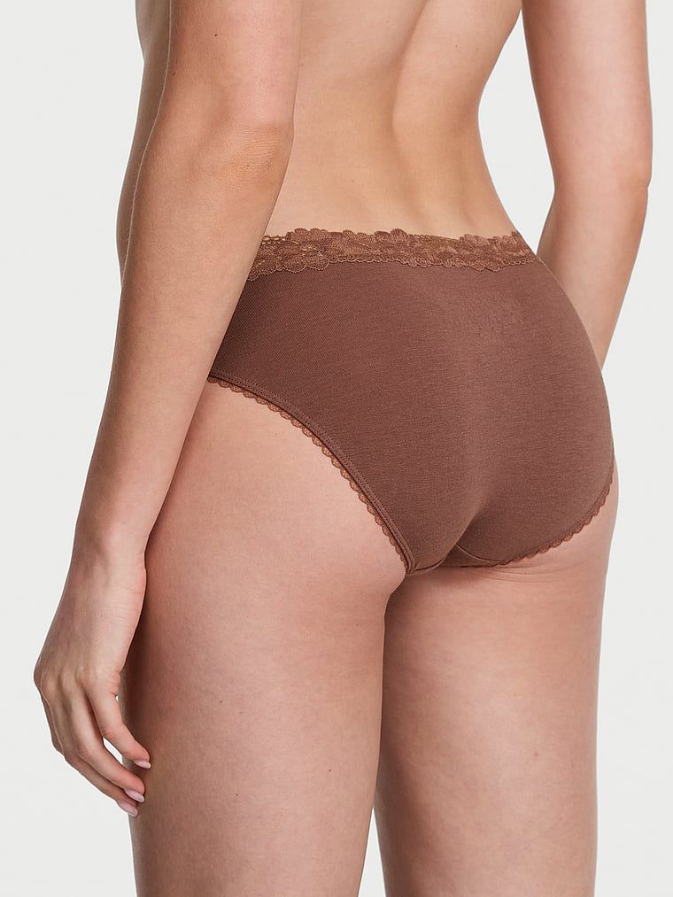 Majtki bawełniane z koronką w talii Lace-Waist Bikini. Produkt ma kolor brązowy i pochodzi z kolekcji Victoria's Secret. 