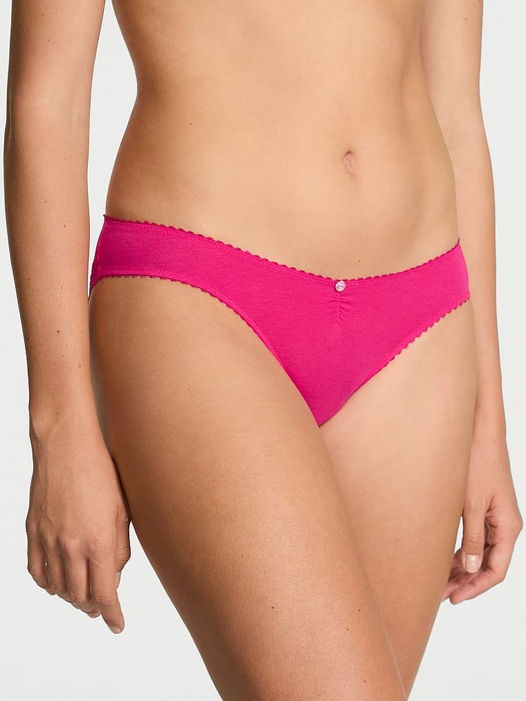 Majtki bawełniane z siateczką z tyłu Heart Lace Bikini. Produkt ma kolor różowy i pochodzi z kolekcji Victoria's Secret. 