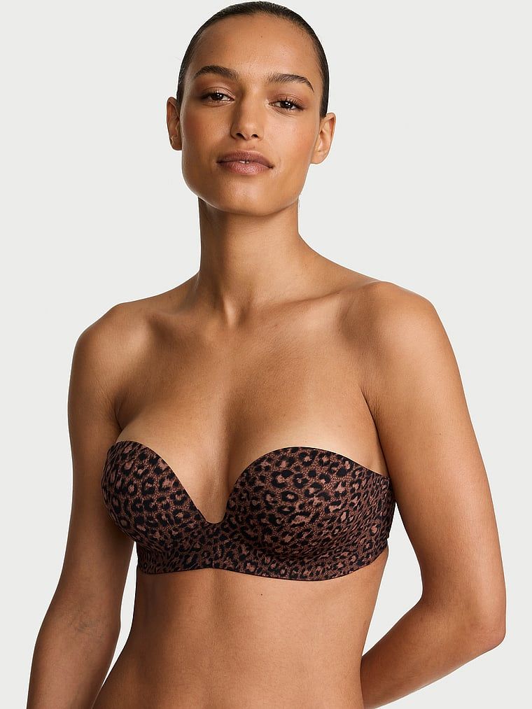 Biustonosz push-up bez ramiączek powiększający o 2 rozmiary Bombshell. Produkt jest wzorzysty i pochodzi z kolekcji Victoria's Secret Bare. 