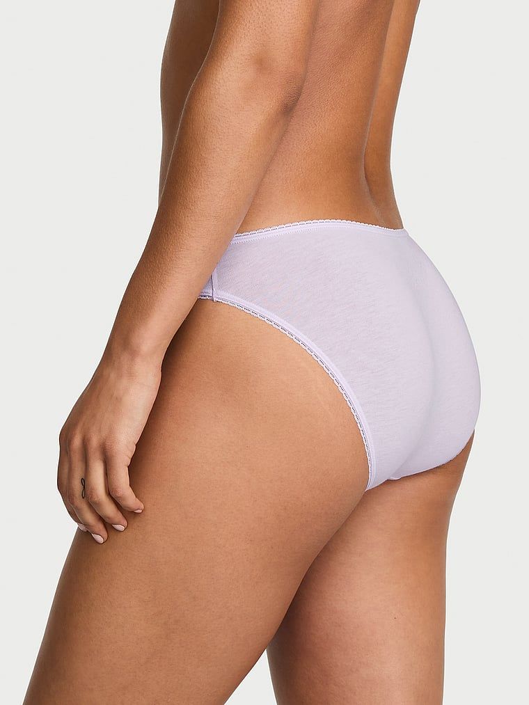 Majtki bawełniane z koronką Bikini. Produkt ma kolor fioletowy i pochodzi z kolekcji Victoria's Secret. 