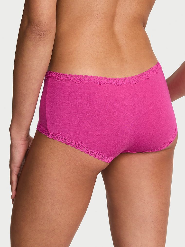 Majtki bawełniane szorty z koronką na krawędziach Lace-Trim Boyshort. Produkt ma kolor różowy i pochodzi z kolekcji Lace Trim. 