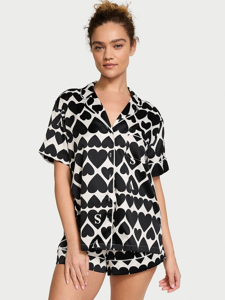 Piżama satynowa błyszcząca z szortami Glazed Satin. Produkt ma kolor wzorzysty i pochodzi z kolekcji Victoria's Secret. 