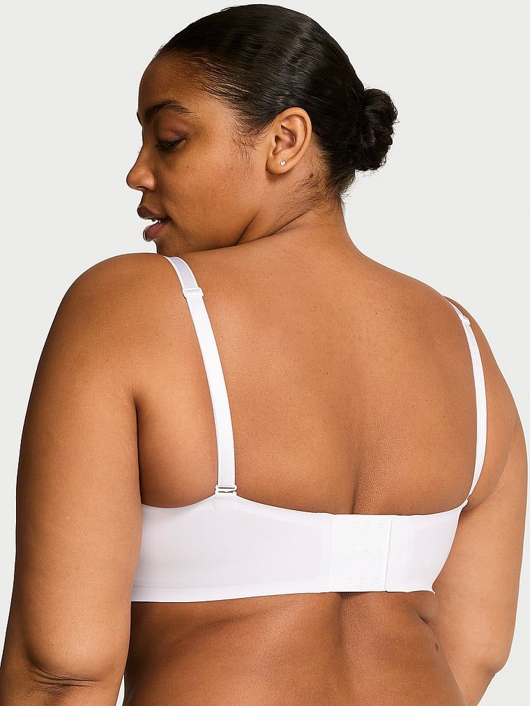Na zdjęciu na białym tle widoczny jest biustonosz push-up bez ramiączek i bez fiszbin Perfect Comfort Strapless. Produkt ma kolor biały i pochodzi z kolekcji Victoria's Secret Bare.