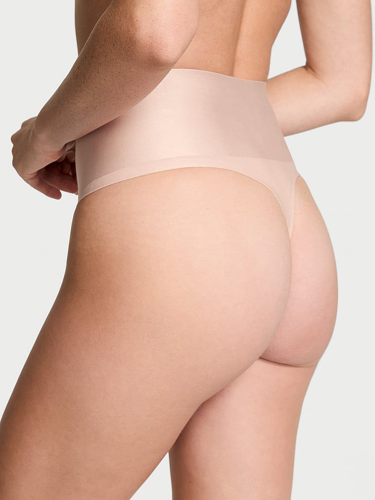 Stringi modelujące z wysokim stanem Smoothing Shimmer. Produkt ma kolor beżowy i pochodzi z kolekcji Body by Victoria. 